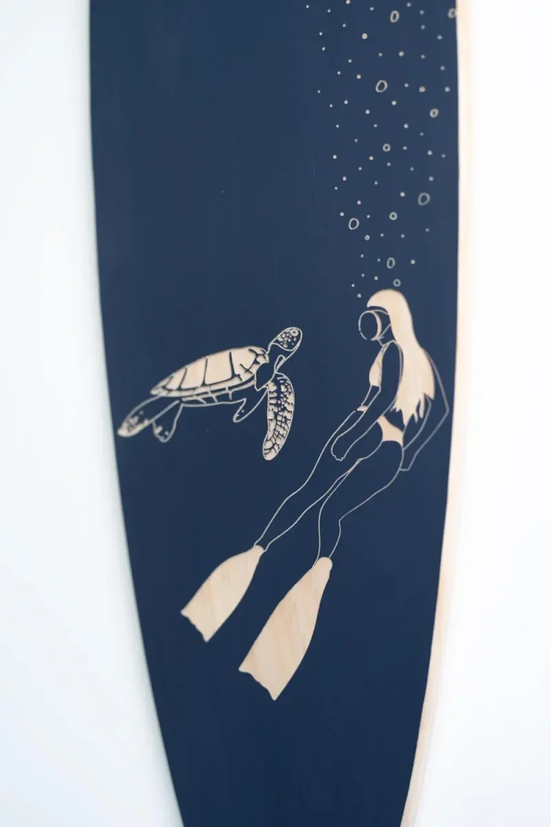 Planche de surf déco « Plongeuse » – Image 2
