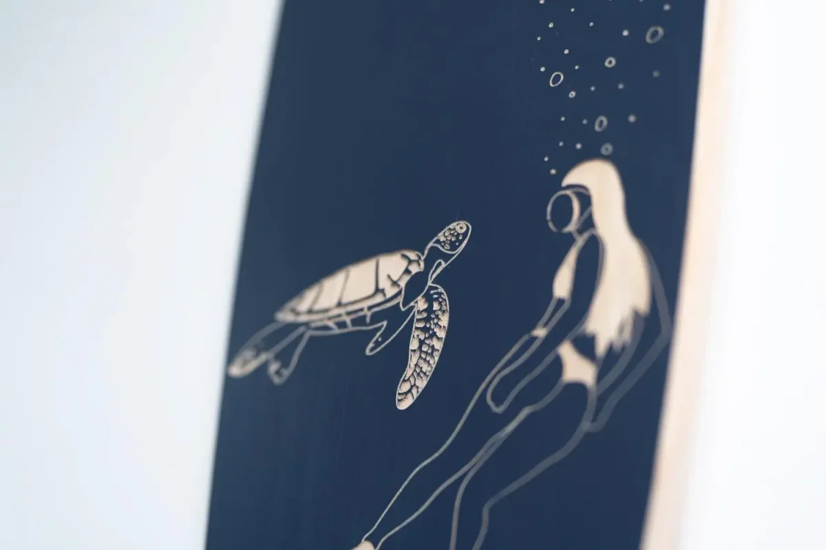 Planche de surf déco « Plongeuse » – Image 4